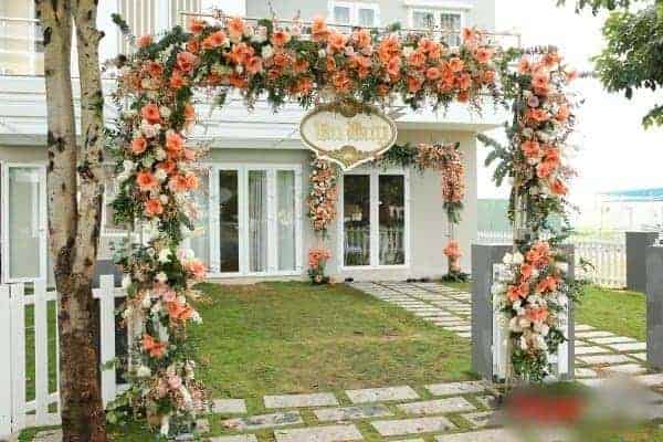 Cổng hoa cưới là điểm nhấn cho sự kiện