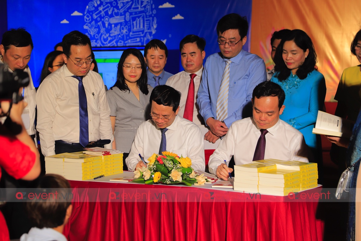 Phó Thủ tướng Trần Lưu Quang và Bộ trưởng Bộ Thông tin và Truyền thông Nguyễn Mạnh Hùng ký tặng sách